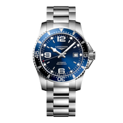 Quadrante nero a raggi di sole con numeri arabi luminosi a ore 6, 9 e 12, indici applicati e lancette argentate lucide con rivestimento Swiss Super-LumiNova® dell'orologio Longines HydroConquest